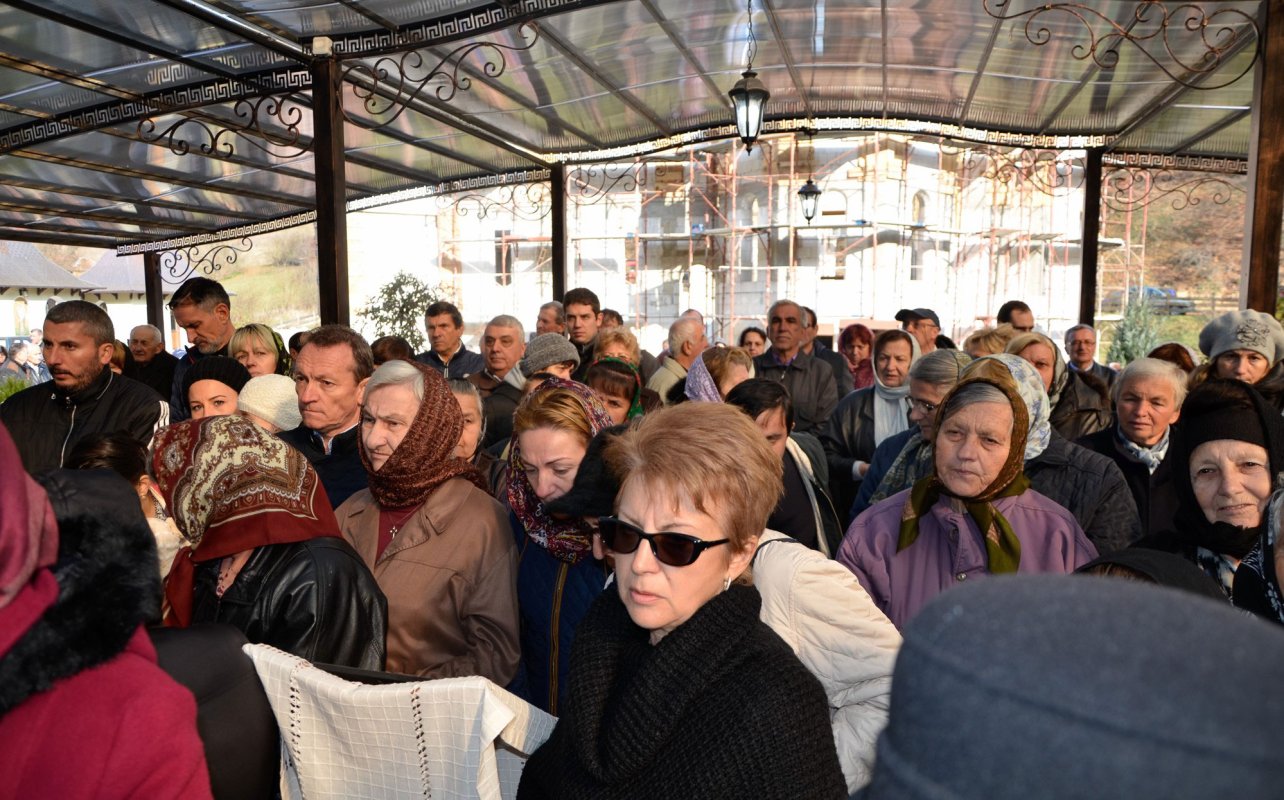 Slujiri arhierești și hramuri de Sfântul Ierarh Nectarie 6427