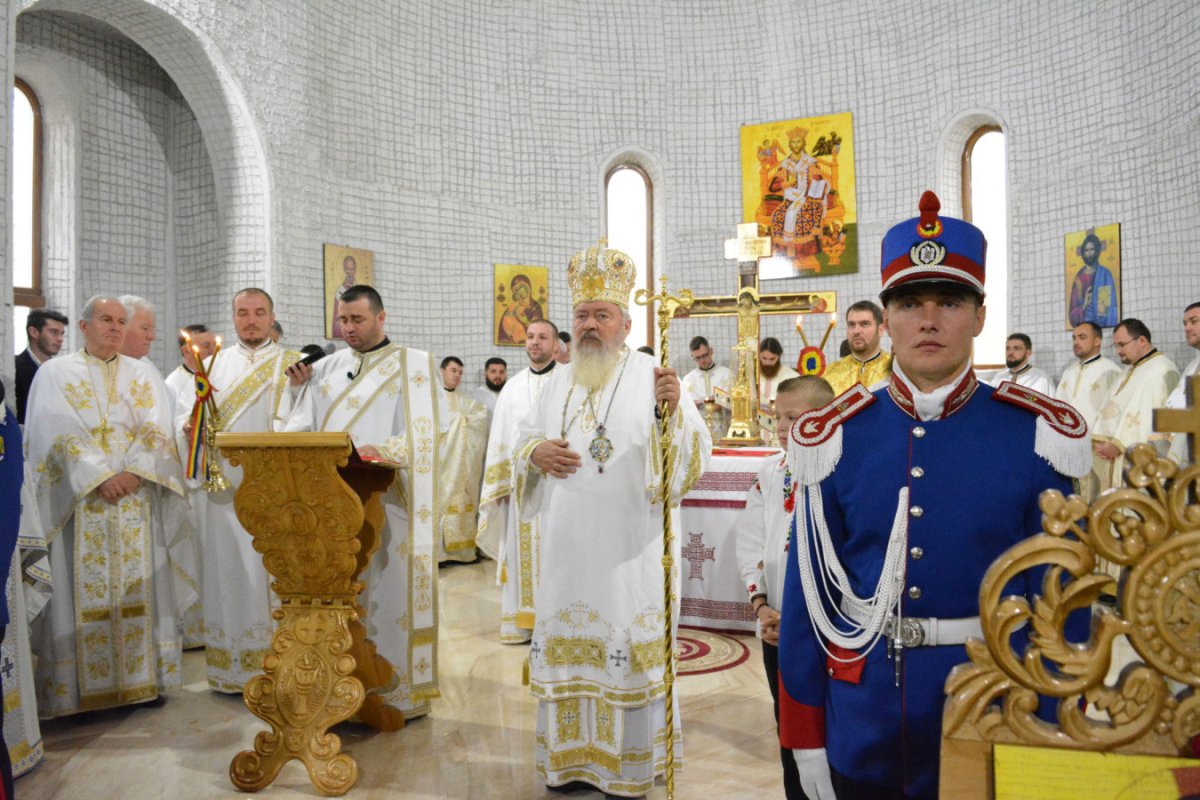 Slujiri arhierești și hramuri de Sfântul Ierarh Nectarie 6430