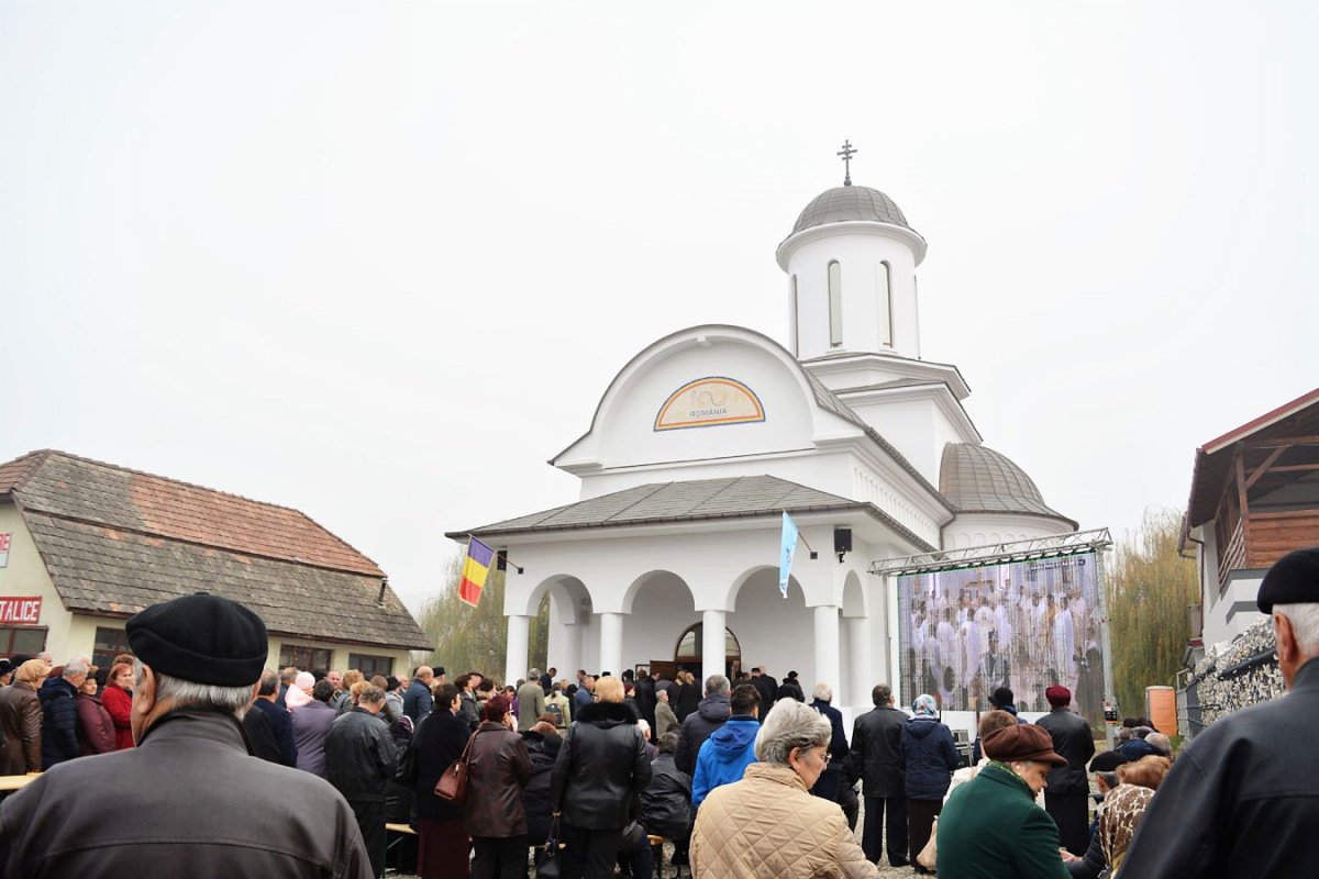 Slujiri arhierești și hramuri de Sfântul Ierarh Nectarie 6431
