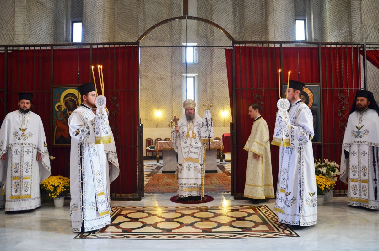 Slujiri arhierești și hramuri de Sfântul Ierarh Nectarie 6433