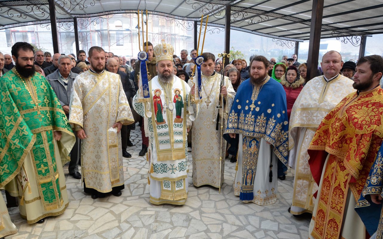 Slujiri arhierești și hramuri de Sfântul Ierarh Nectarie 6434