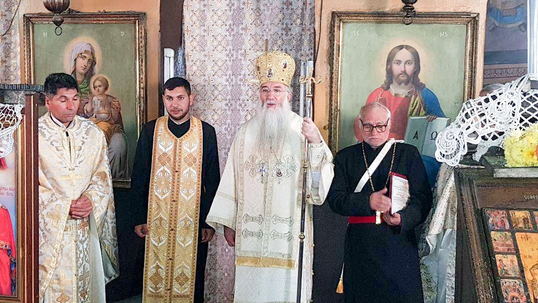 Sfântă Liturghie arhierească în parohia mehedinţeană Gemeni 6376