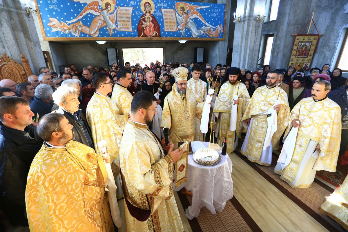 Slujire arhierească în biserica nouă a parohiei buzoiene Câmpulungeanca 6300