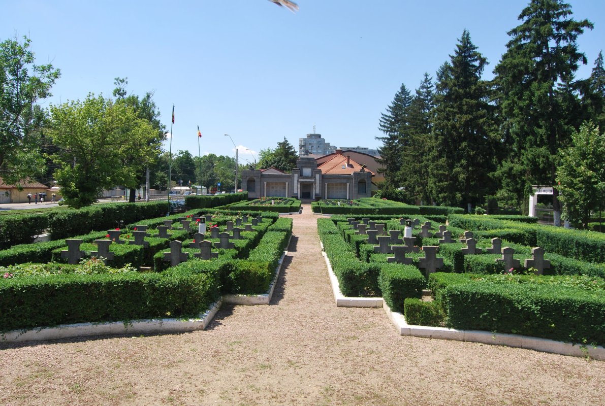 Locul unde odihnesc eroii căzuţi în „Bătălia pentru Bucureşti” 6222