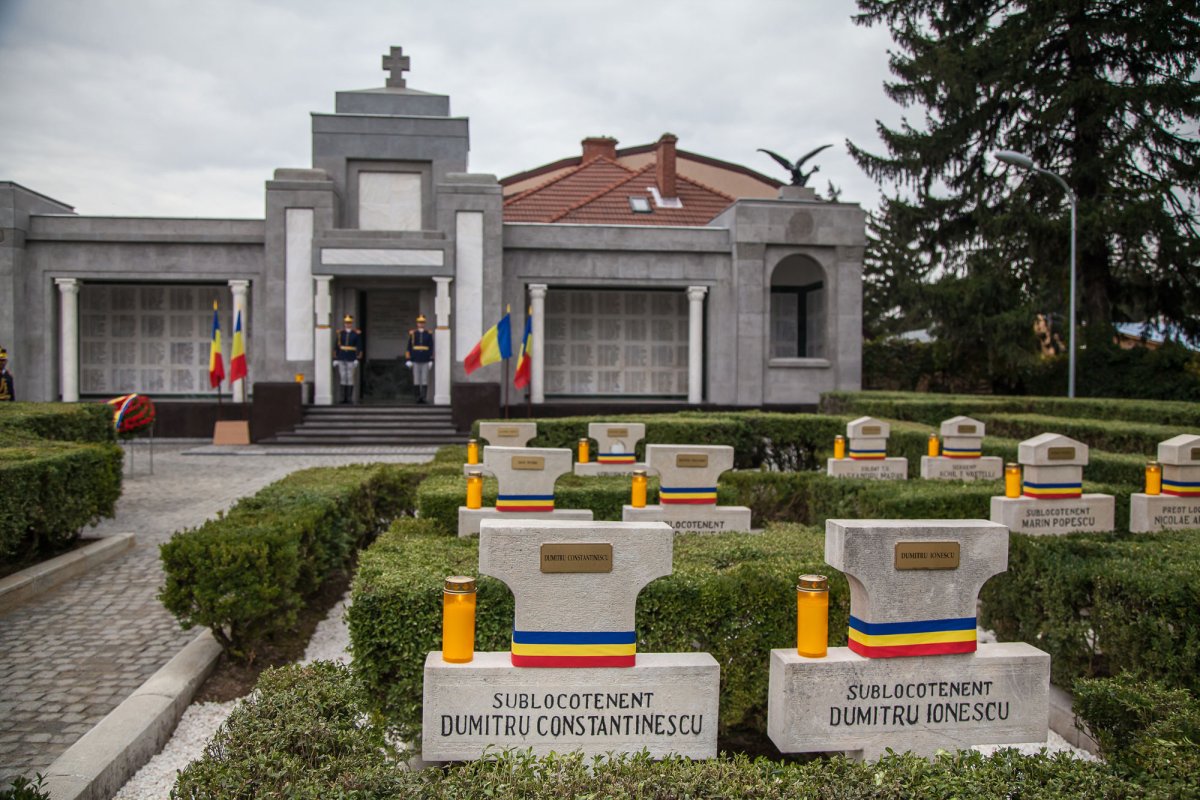 Locul unde odihnesc eroii căzuţi în „Bătălia pentru Bucureşti” 6223