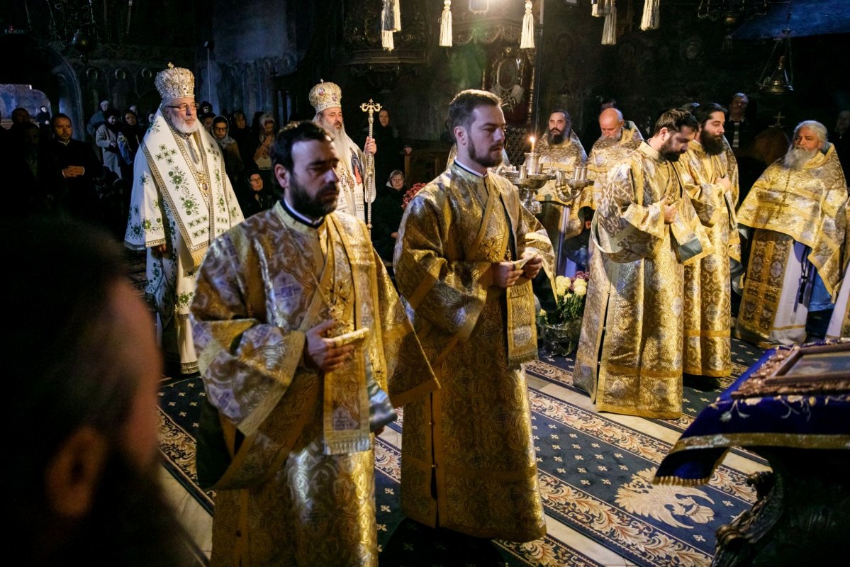 Ierarhi şi teologi participanţi la „Întâlnirea cu duhovnicul”, în rugăciune la Sfântul Paisie 6062