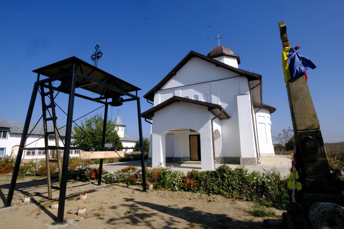 Mănăstirea care ține viu un sat distrus de comuniști 6344