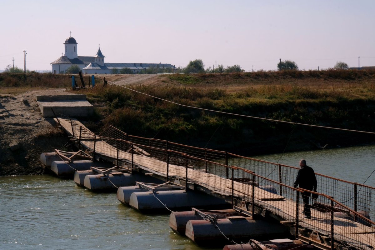 Mănăstirea care ține viu un sat distrus de comuniști 6345