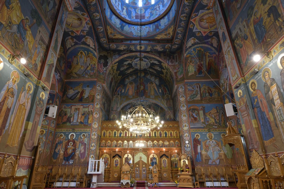 O catedrală ridicată de eroii de lângă noi 6328