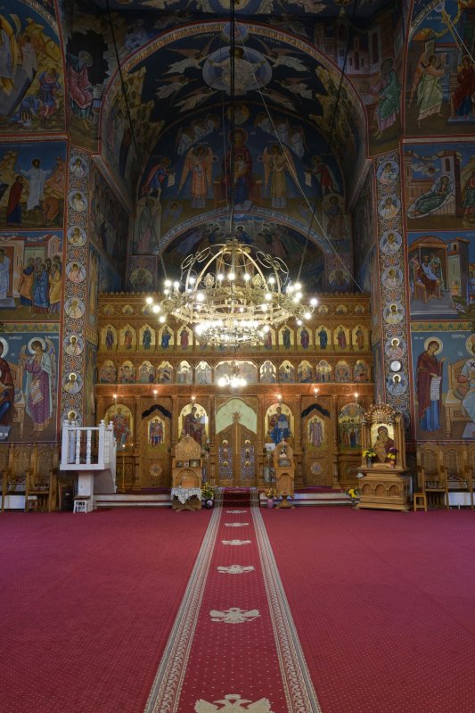 O catedrală ridicată de eroii de lângă noi 6329