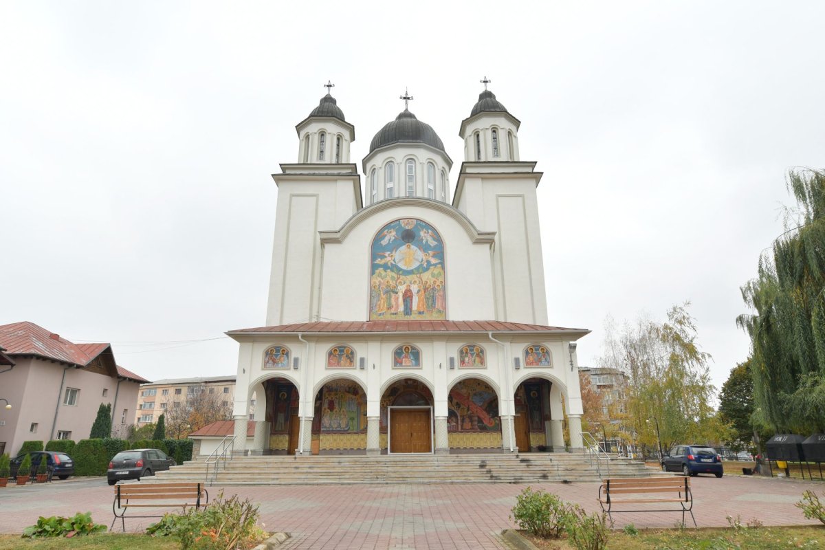 O catedrală ridicată de eroii de lângă noi 6332