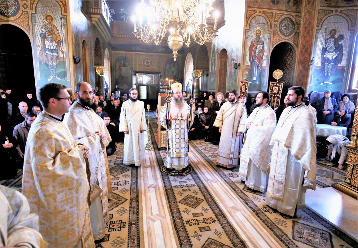 Slujiri arhierești în prima duminică a Postului Naşterii Domnului 5878