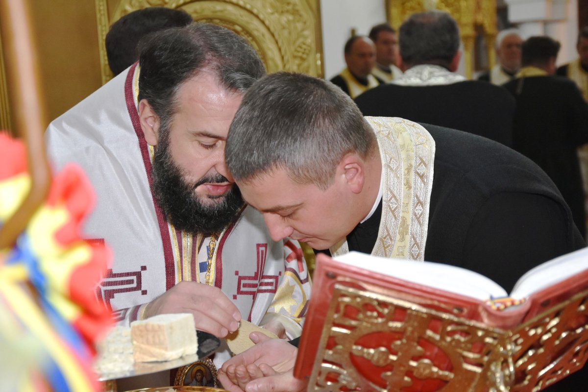 Comuniune euharistică la început de post 5772