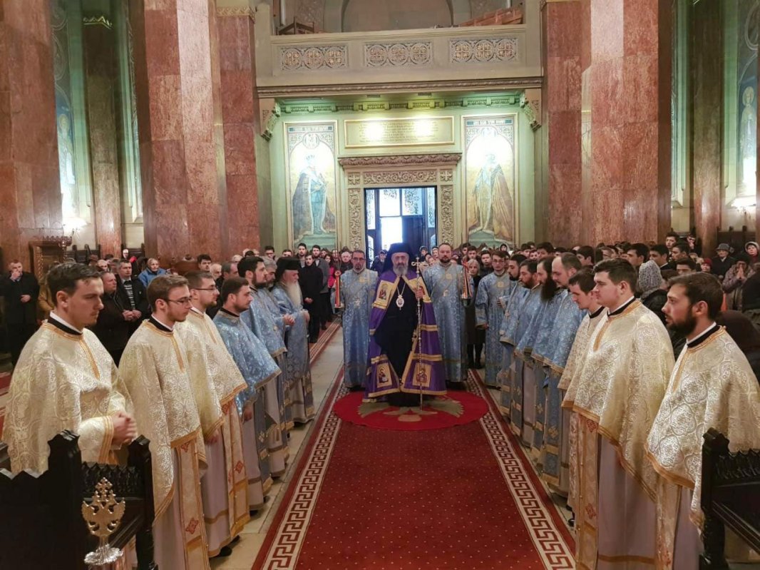 Slujiri arhiereşti şi hramuri la Intrarea în biserică a Maicii Domnului 5581