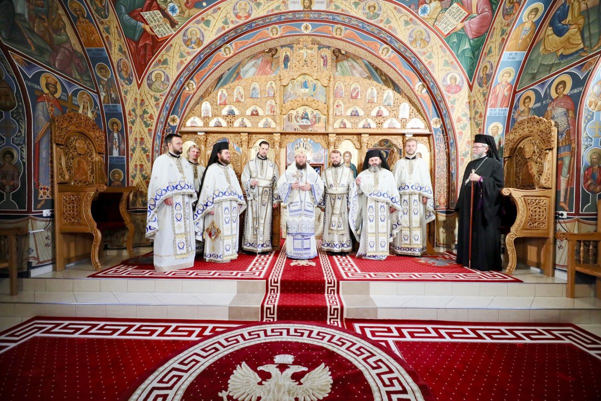 Slujiri arhiereşti şi hramuri la Intrarea în biserică a Maicii Domnului 5582