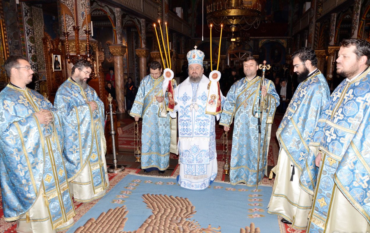 Slujiri arhiereşti şi hramuri la Intrarea în biserică a Maicii Domnului 5583