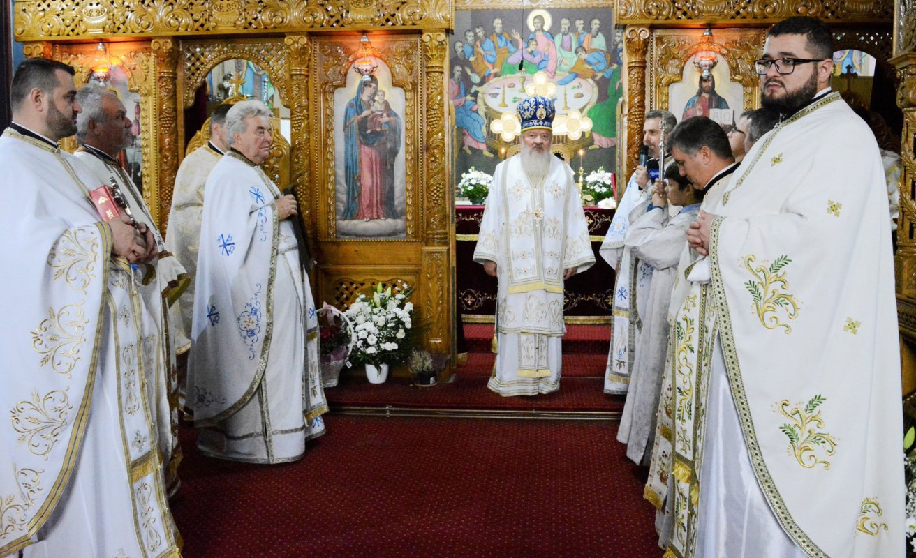 Slujiri arhiereşti şi hramuri la Intrarea în biserică a Maicii Domnului 5584