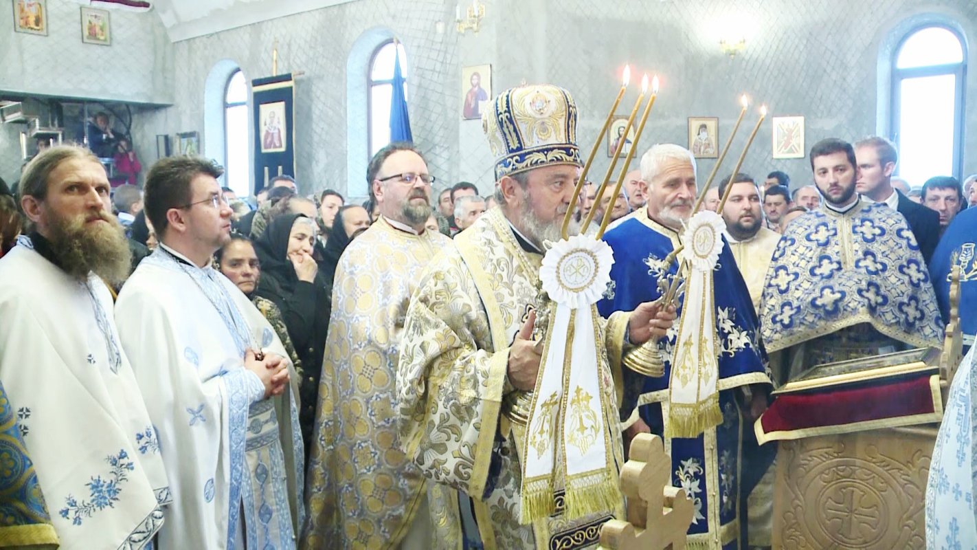 Slujiri arhiereşti şi hramuri la Intrarea în biserică a Maicii Domnului 5586