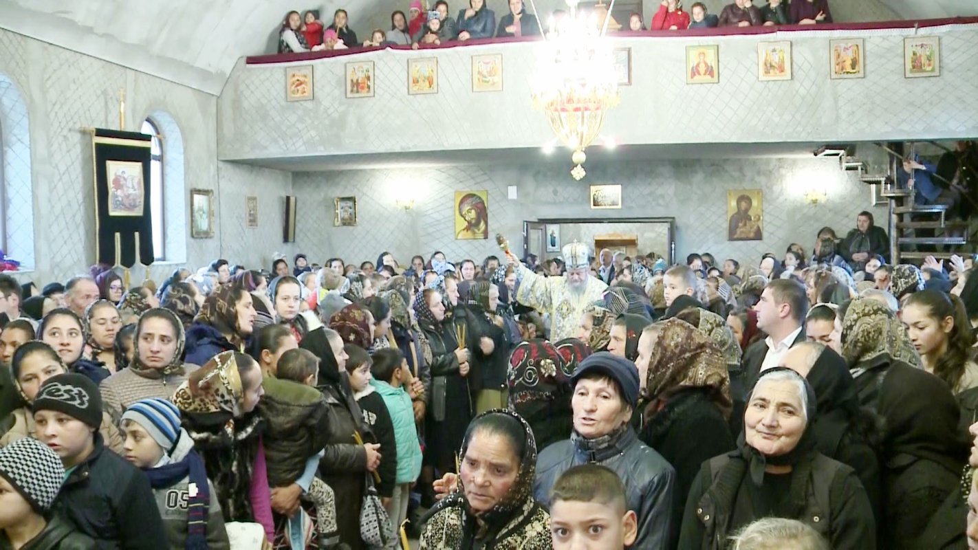 Slujiri arhiereşti şi hramuri la Intrarea în biserică a Maicii Domnului 5587