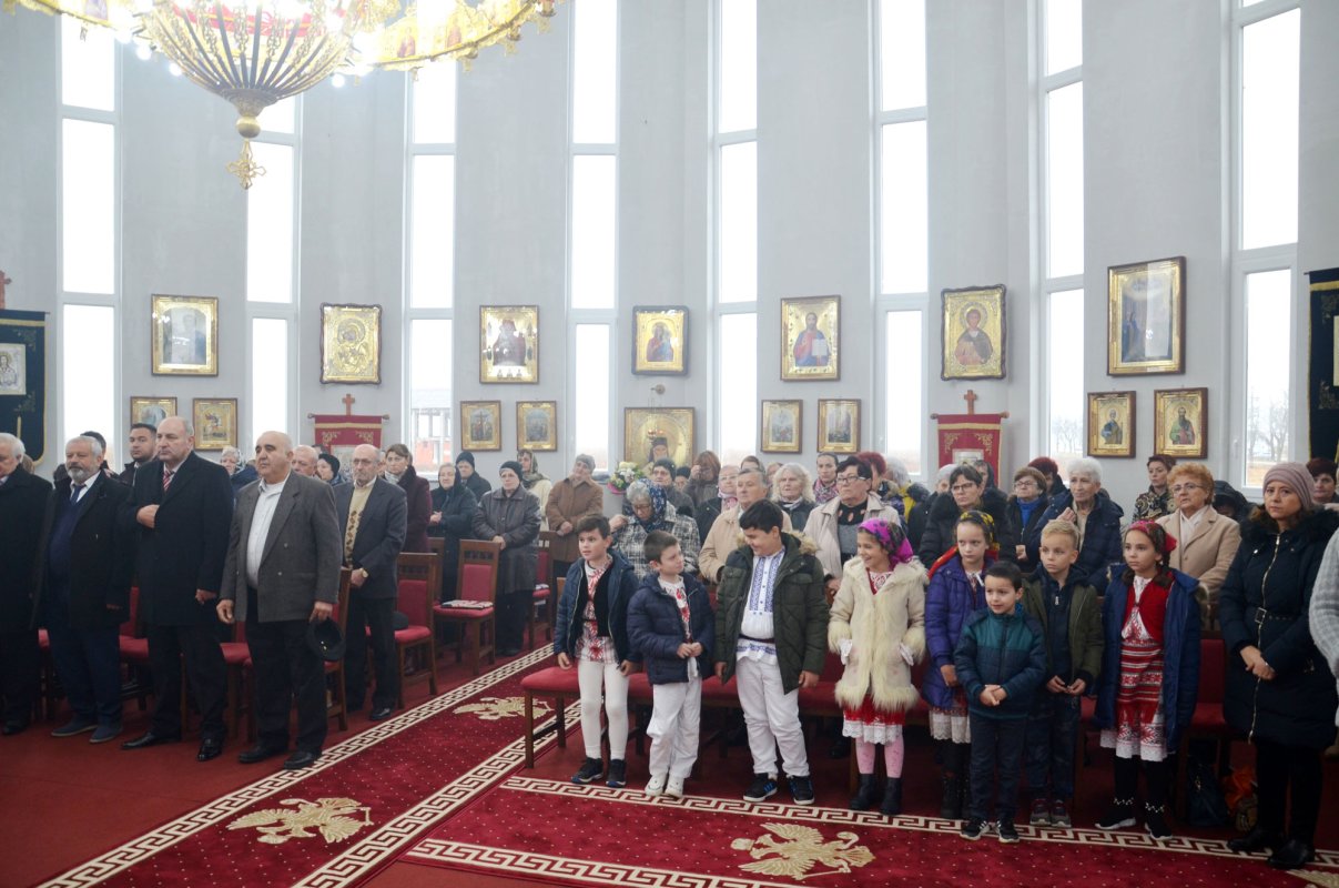 Slujiri arhiereşti şi hramuri la Intrarea în biserică a Maicii Domnului 5588