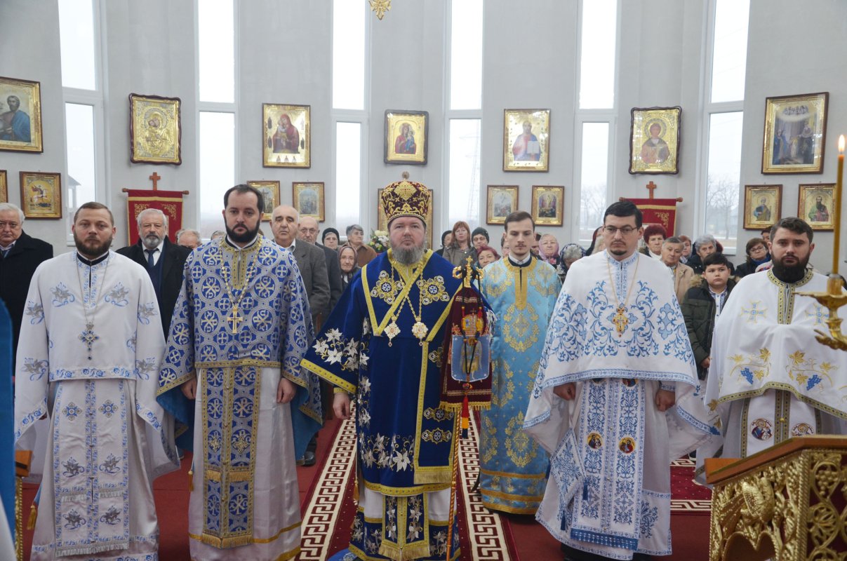 Slujiri arhiereşti şi hramuri la Intrarea în biserică a Maicii Domnului 5590