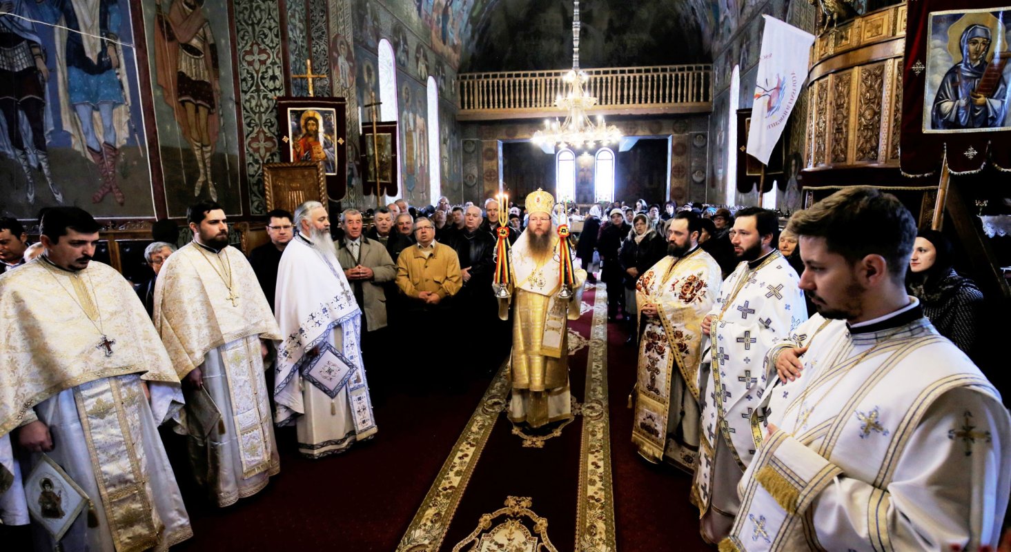 Slujiri arhiereşti şi hramuri la Intrarea în biserică a Maicii Domnului 5592