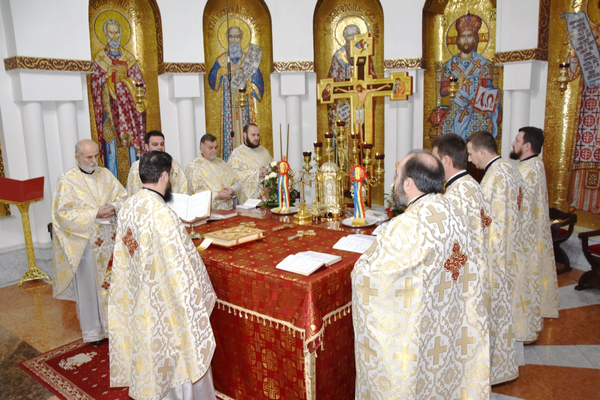 Preoții din Protopopiatul Reșița în unitate euharistică 5540