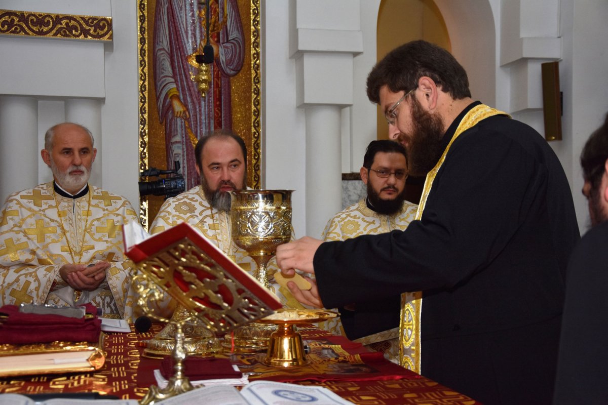 Preoții din Protopopiatul Reșița în unitate euharistică 5541