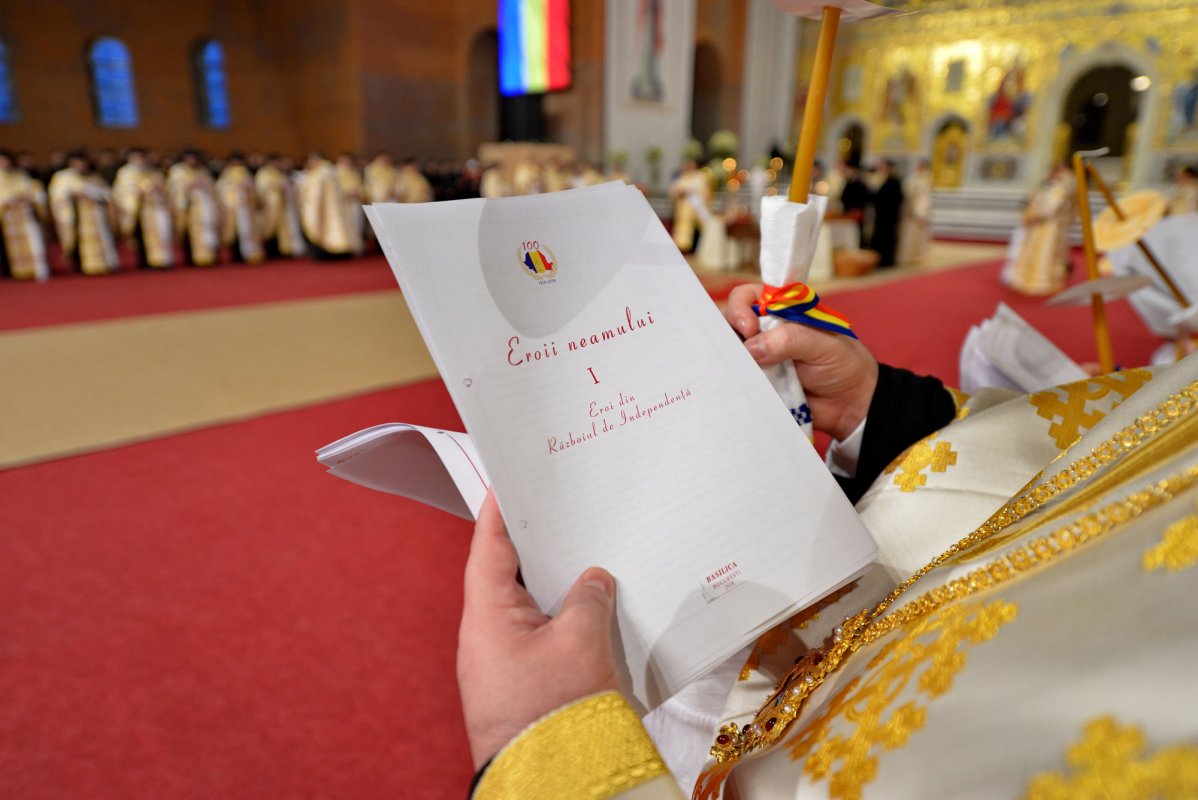 Pomenirea Eroilor neamului este în acelaşi timp un act de cult şi de cultivare a comuniunii între generaţii 5489