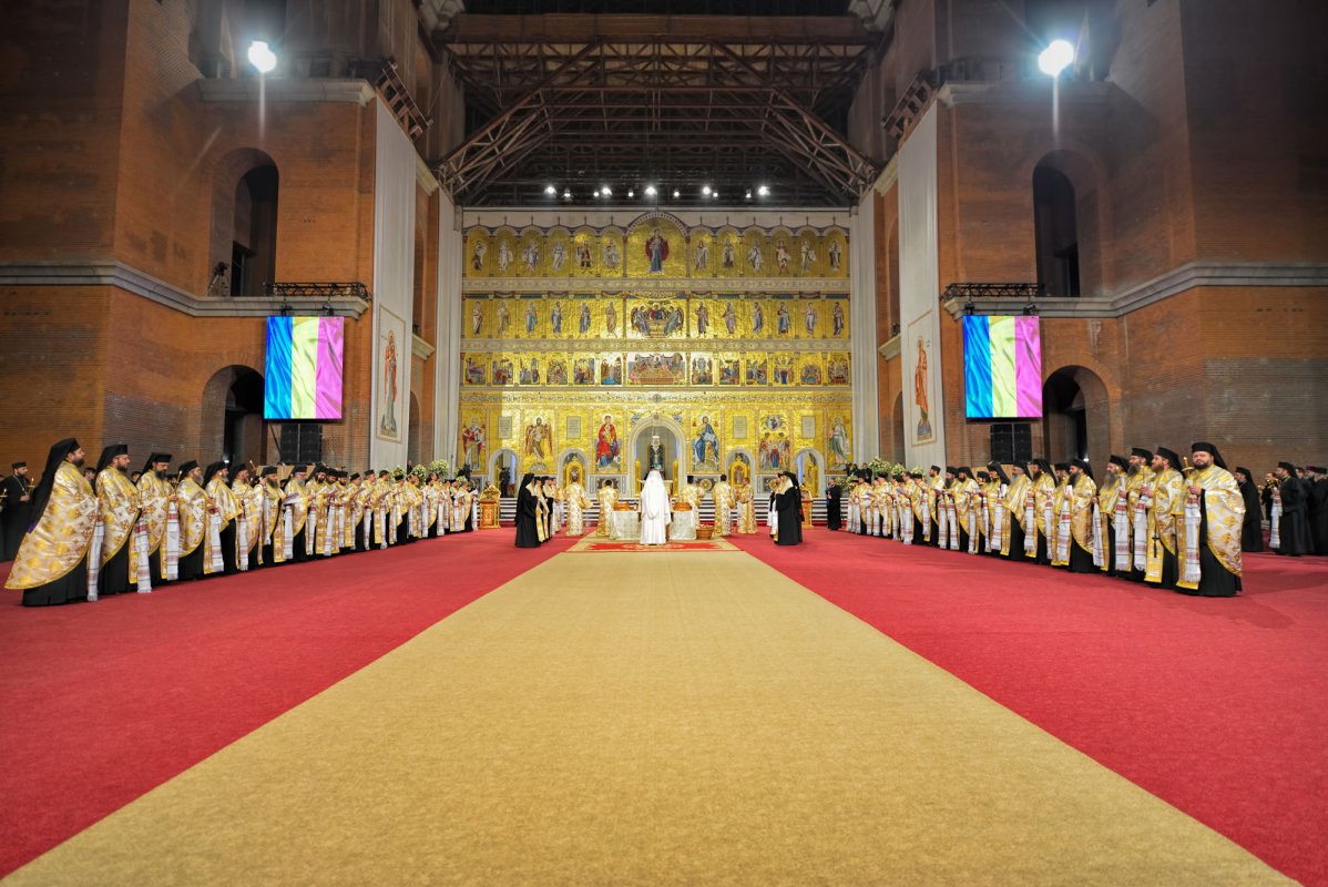 Pomenirea Eroilor neamului este în acelaşi timp un act de cult şi de cultivare a comuniunii între generaţii 5490