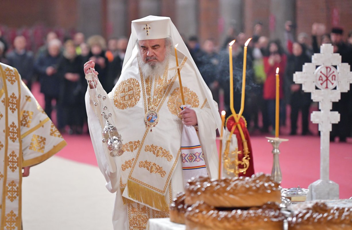 Pomenirea Eroilor neamului este în acelaşi timp un act de cult şi de cultivare a comuniunii între generaţii 5491