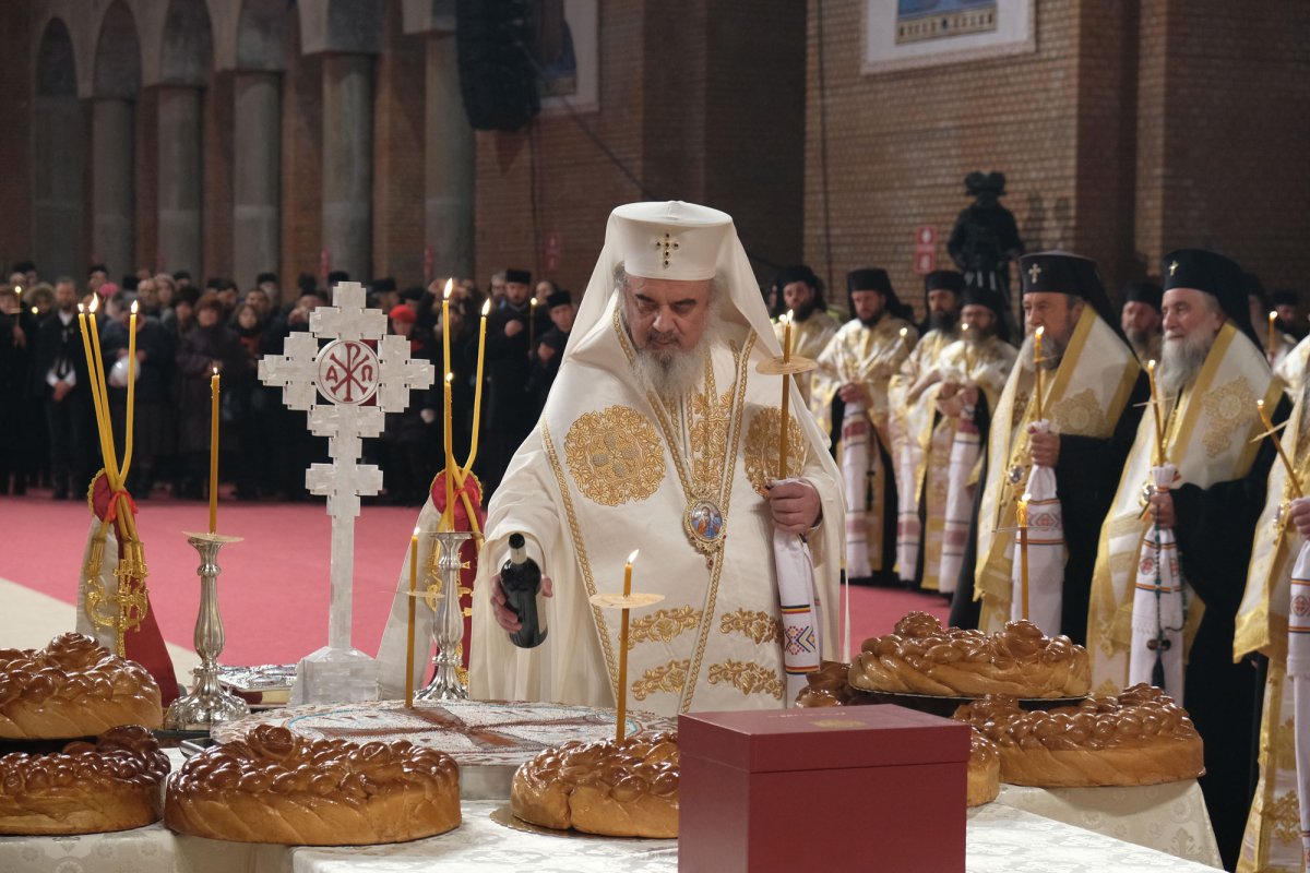 Pomenirea Eroilor neamului este în acelaşi timp un act de cult şi de cultivare a comuniunii între generaţii 5493