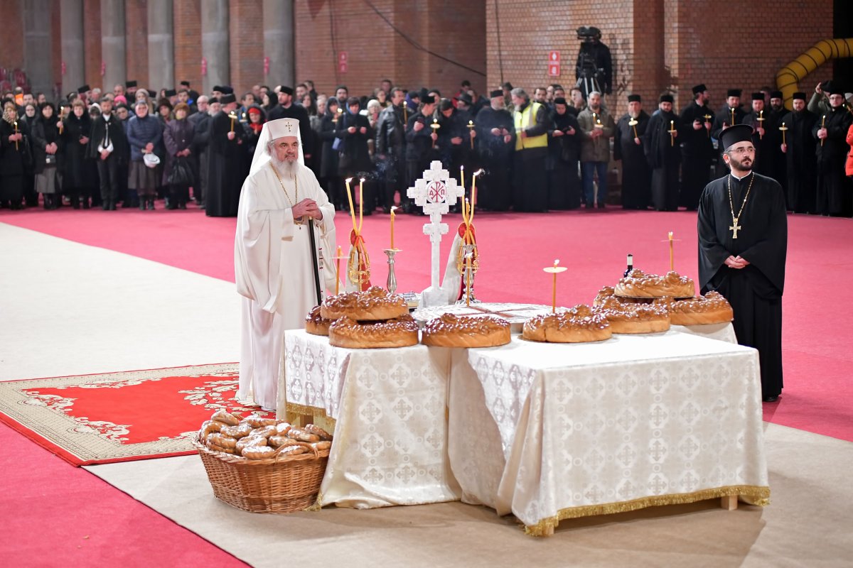 Pomenirea Eroilor neamului este în acelaşi timp un act de cult şi de cultivare a comuniunii între generaţii 5497