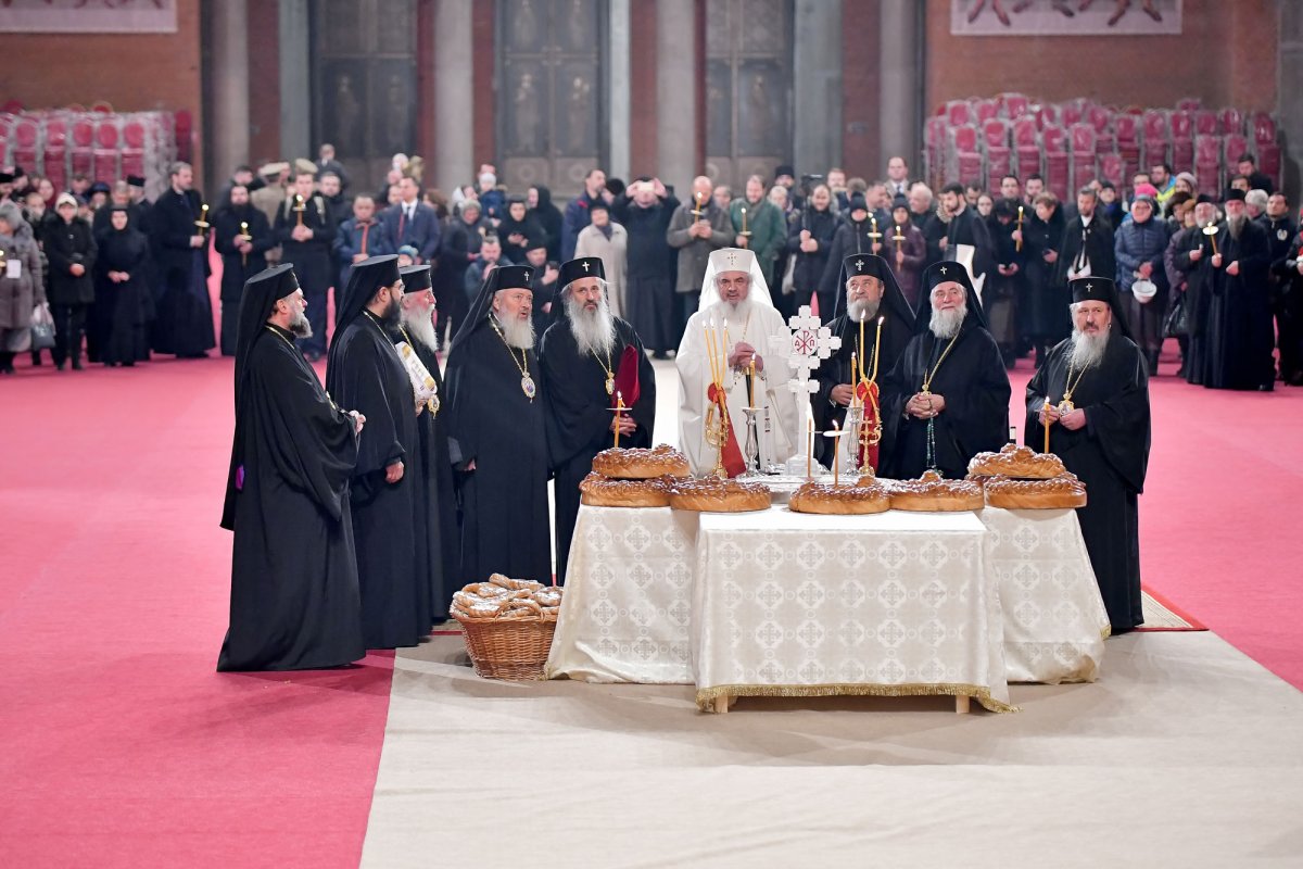 Pomenirea Eroilor neamului este în acelaşi timp un act de cult şi de cultivare a comuniunii între generaţii 5498