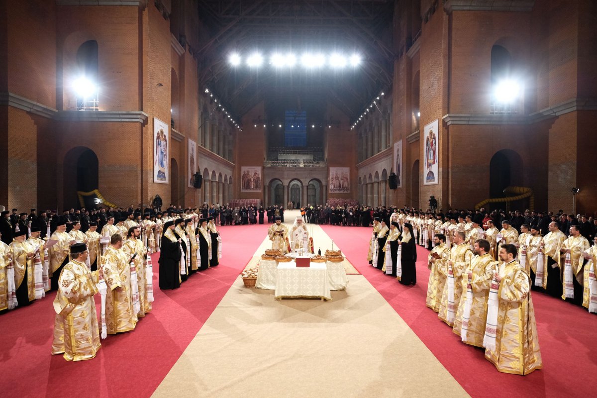 Pomenirea Eroilor neamului este în acelaşi timp un act de cult şi de cultivare a comuniunii între generaţii 5499