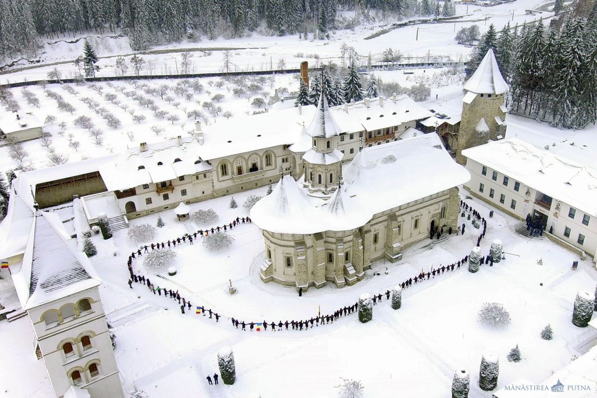 Elevii a cinci şcoli i-au  cinstit la Mănăstirea Putna pe făuritorii Marii Uniri 5109