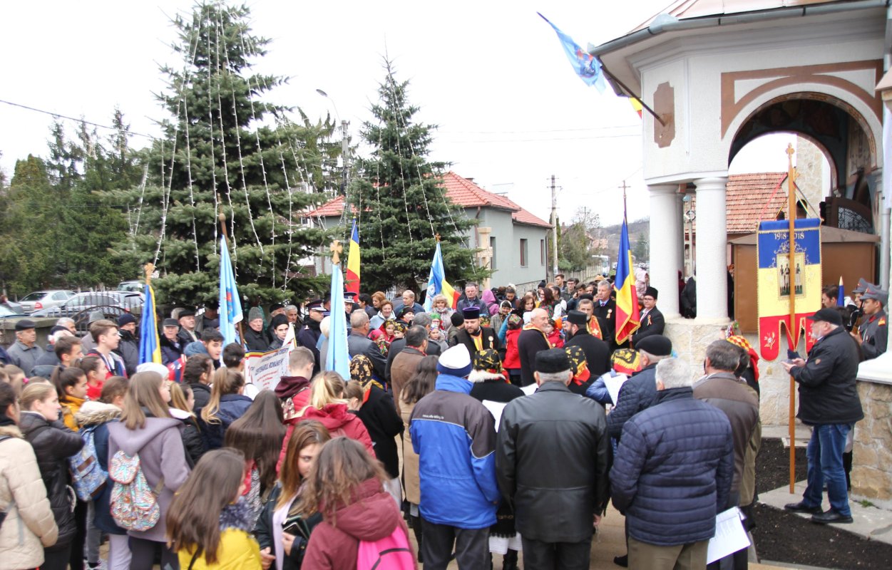 Placă omagială în cinstea delegaţilor care au votat Marea Unire, amplasată la Huedin 5130