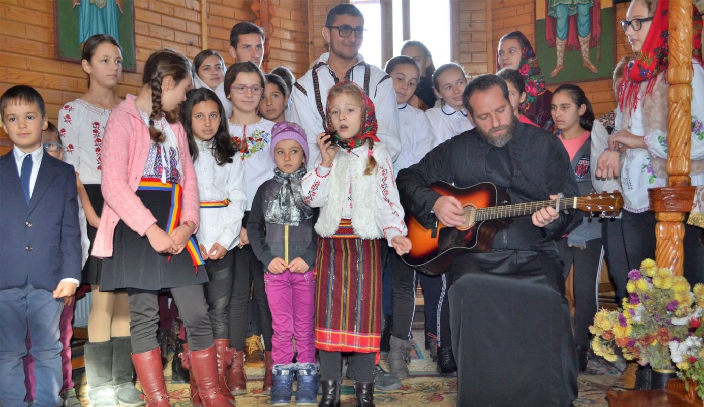 La Sfânta Liturghie, alături de copiii din Şendreni 4792