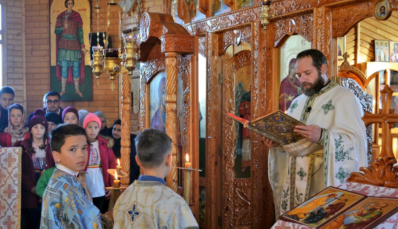 La Sfânta Liturghie, alături de copiii din Şendreni 4796