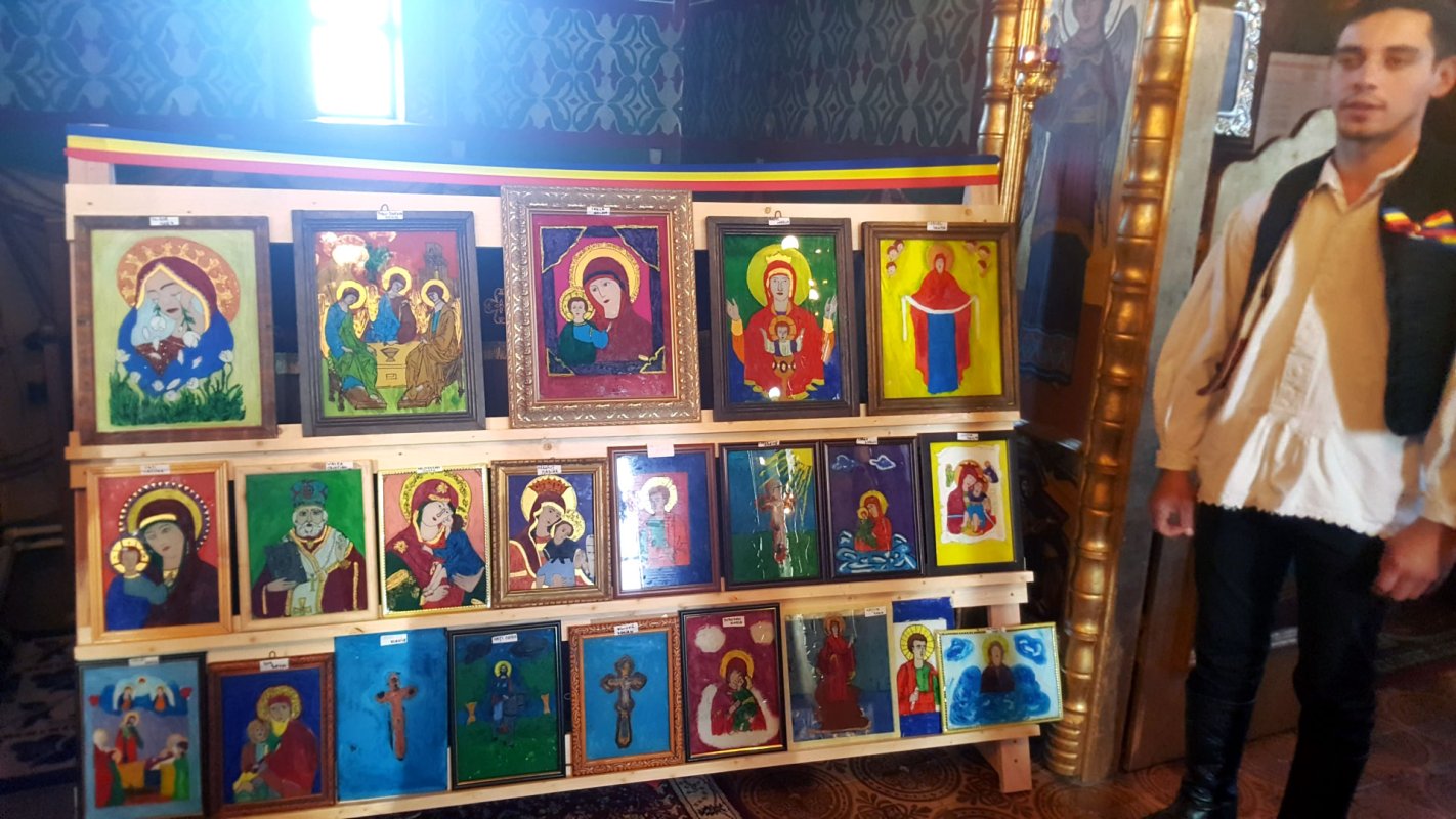 Cântece patriotice și expoziție de icoane în Parohia Prunișor 4708