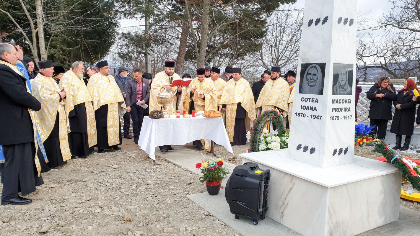 Monument dedicat eroinelor de la Vidra 4599