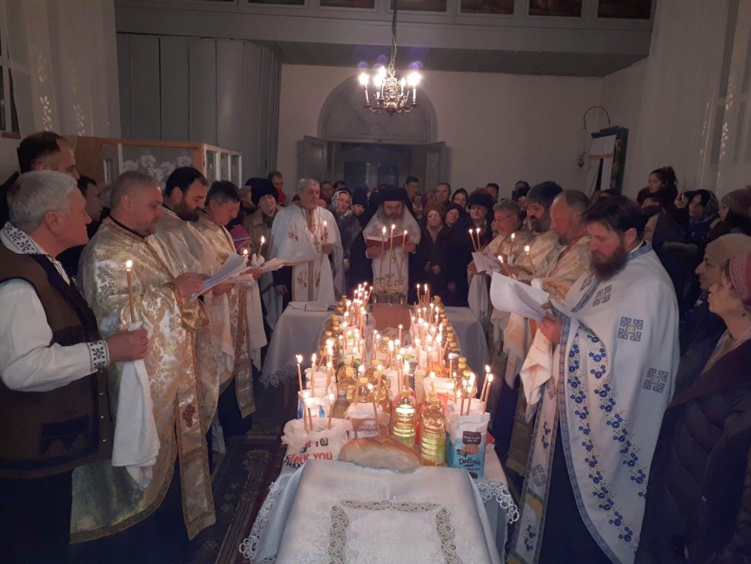 Slujbe arhiereşti în parohiile Beneşti şi Crâng 4372