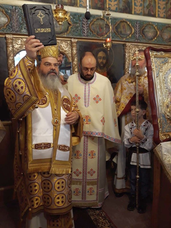 Slujbe arhiereşti în parohiile Beneşti şi Crâng 4373