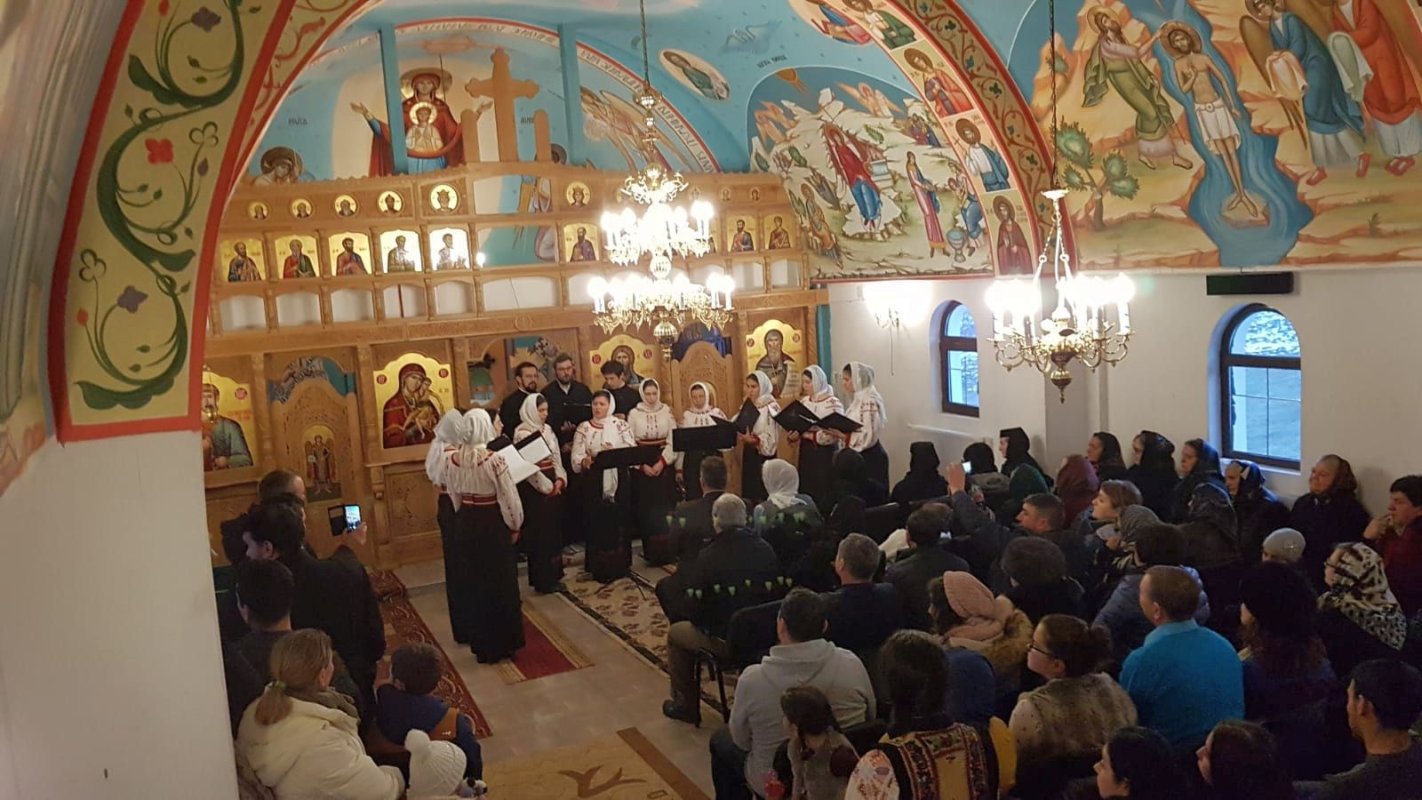 Vestea Naşterii Domnului, adusă de colindători 4217