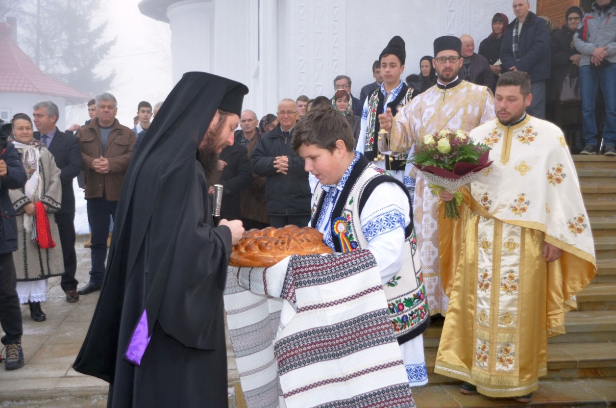 Liturghie arhierească în Dolhasca 4138