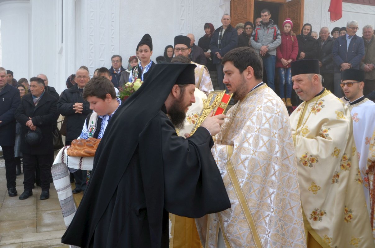 Liturghie arhierească în Dolhasca 4139