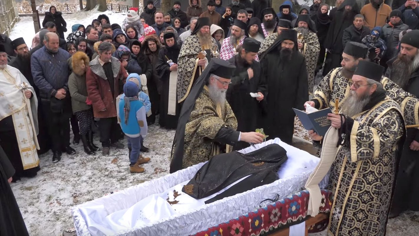 Un părinte de la Putna a plecat la Domnul la numai 43 de ani: „A înţeles taina ascultării ca pe viaţa ce-i dă viaţă” 4064