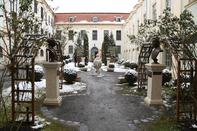 Busturile a 12 personalități transilvănene au fost prezentate la trei muzee din Sibiu 3955