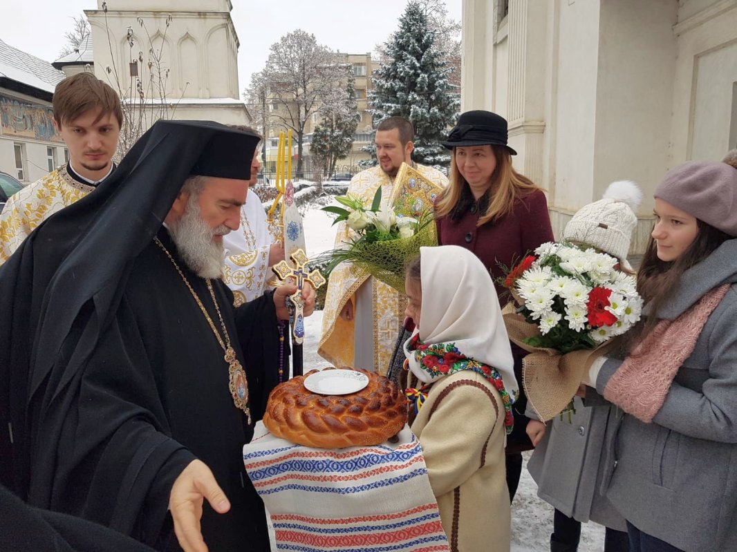 Liturghii arhiereşti în parohiile Precista Mare şi Chiţoc 3894