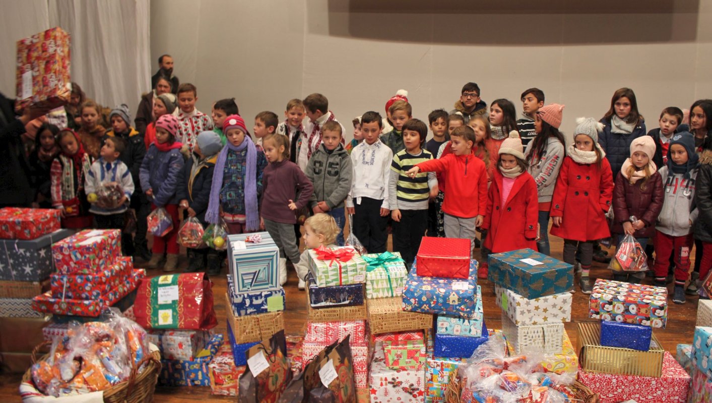 Încălţăminte de iarnă pentru alţi 95 de copii 3838